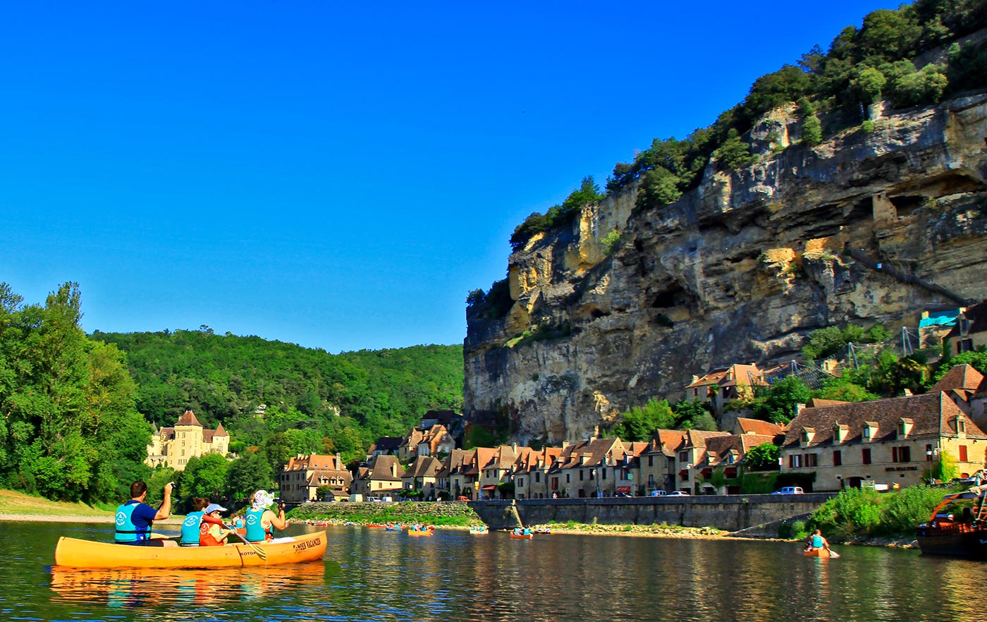 La Roque Gageac Canoës Vacances Louer un canoë ou un kayak pour découvrir la rivière Dordogne et ses châteaux