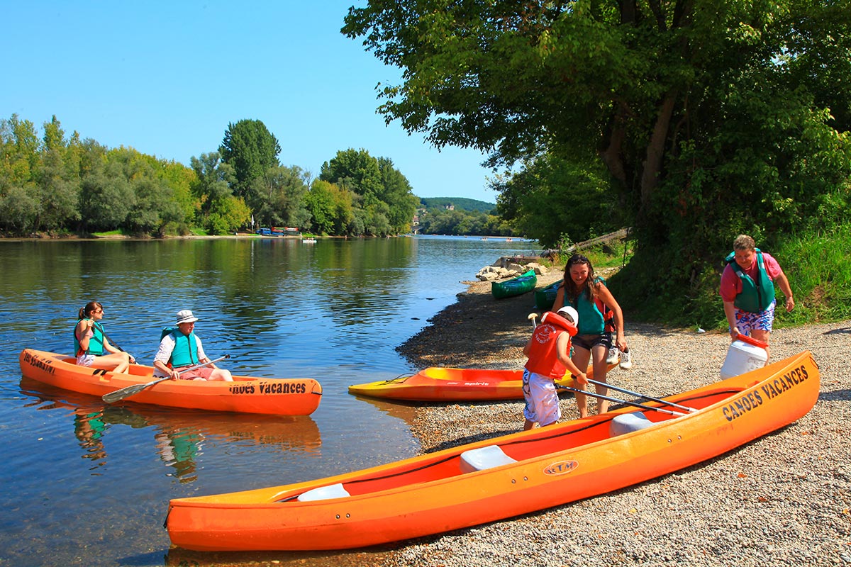 Canoës Vacances La Roque Gageac Louer un canoë ou un kayak pour découvrir la rivière Dordogne et ses châteaux