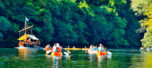 Canoës Vacances La Roque Gageac Louer un canoë ou un kayak pour découvrir la rivière Dordogne et ses châteaux